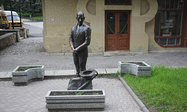 131-Памятник Кисе Воробьянинову, парк Цветник